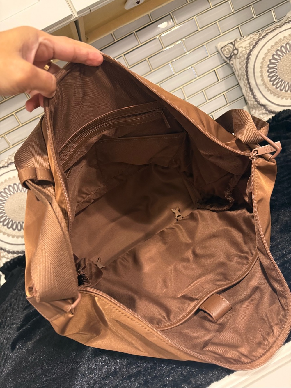 BEIS The Crescent Weekender Tote In MAPLE - Picture 7 of 9
